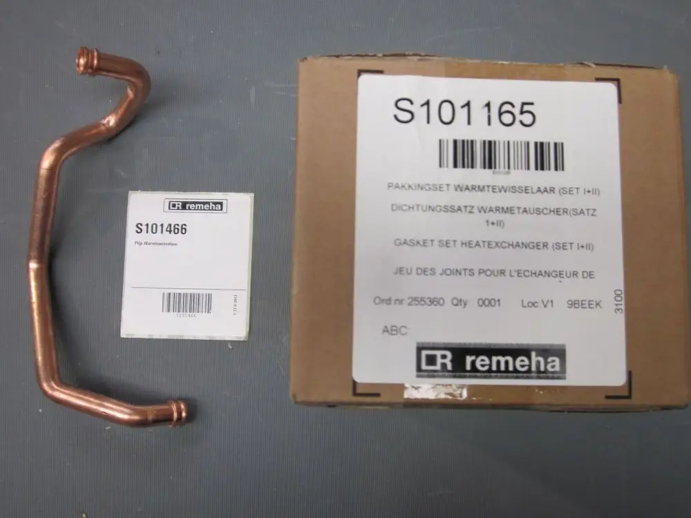 Kupferrohr von Remeha für Wärmetauscher, daneben Verpackung mit Artikelnummern S101165 und S101466 sowie Informationen zu Dichtungs- und Gasket-Sets.